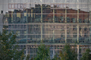 Autos hinter Gittern